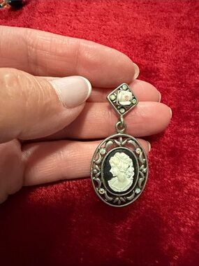 Vintage-Inspired Black and White Cameo Drop pendant like new unsigned